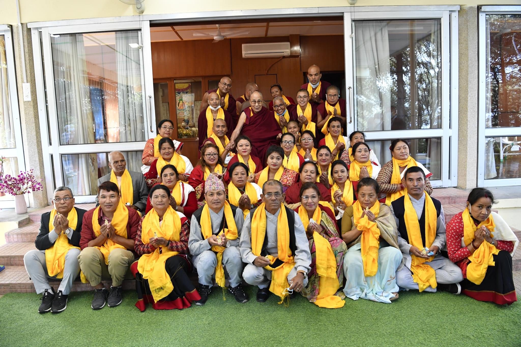 nepalis meet dalai lama1666009996.jpg